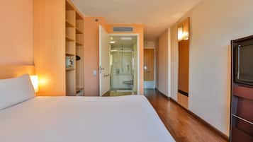 Quarto standard, 1 cama de casal, acessível | Frigobar, escrivaninha, cortinas blackout, quartos à prova de som