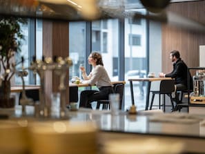 Desayuno buffet diario (EUR 25 por persona)