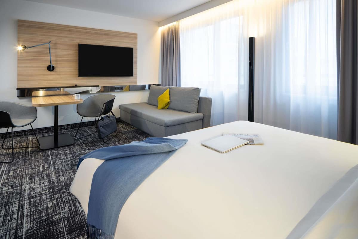 Standard-sviitti, 1 suuri parisänky ja vuodesohva (Junior) | Ylelliset vuodevaatteet, tallelokero huoneessa, työpöytä, äänieristys