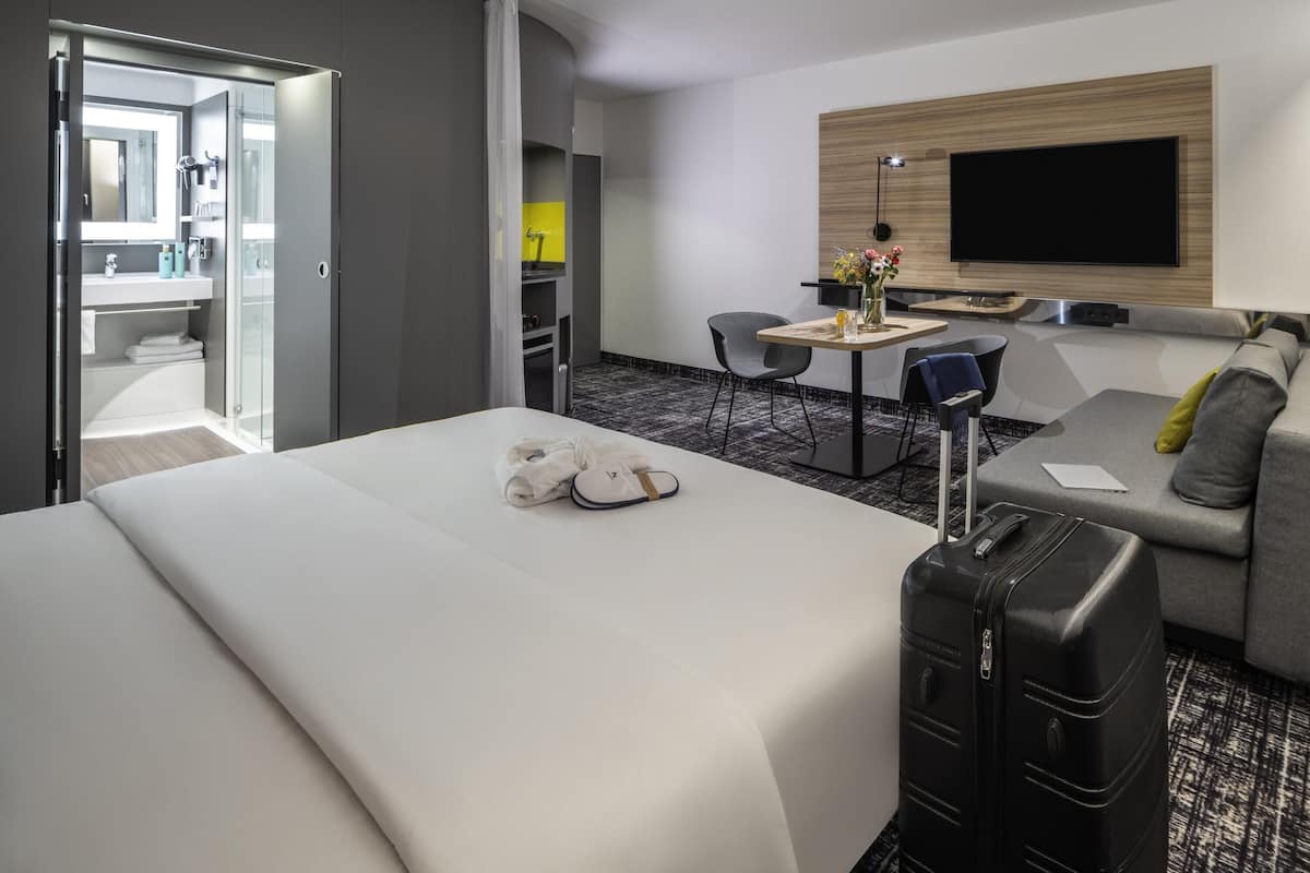 Business suite, 1 kingsize bed (Junior) | Luxe beddengoed, een kluis op de kamer, een bureau, geluiddichte muren