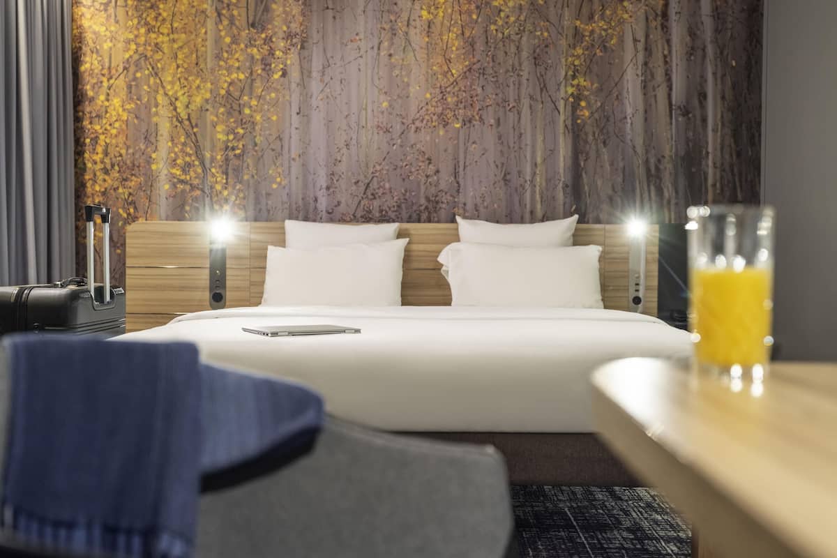 Standaard suite, 1 kingsize bed met slaapbank (Junior) | Luxe beddengoed, een kluis op de kamer, een bureau, geluiddichte muren