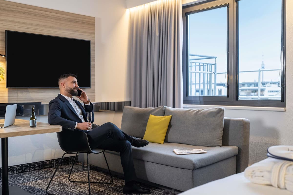 Business Suite, 1 King Bed (Junior) | Premium bedding, in-room safe, desk, soundproofing