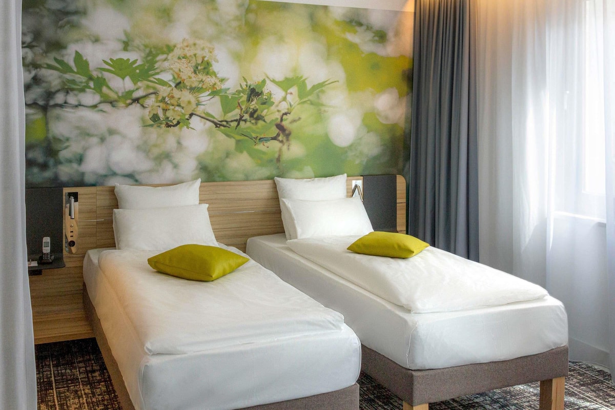 Junior suite, 2 eenpersoonsbedden | Luxe beddengoed, een kluis op de kamer, een bureau, geluiddichte muren