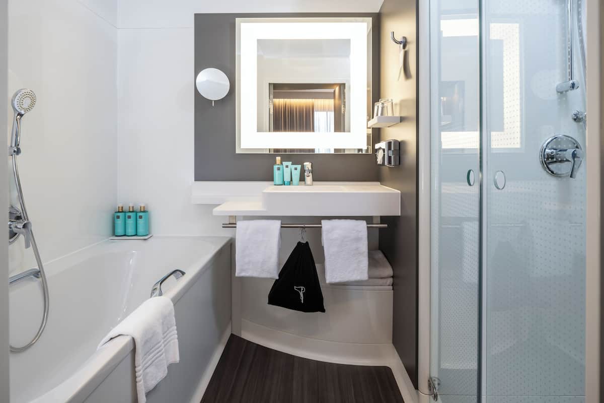 Erillinen kylpyamme ja suihku, ympäristöystävälliset hygieniatuotteet