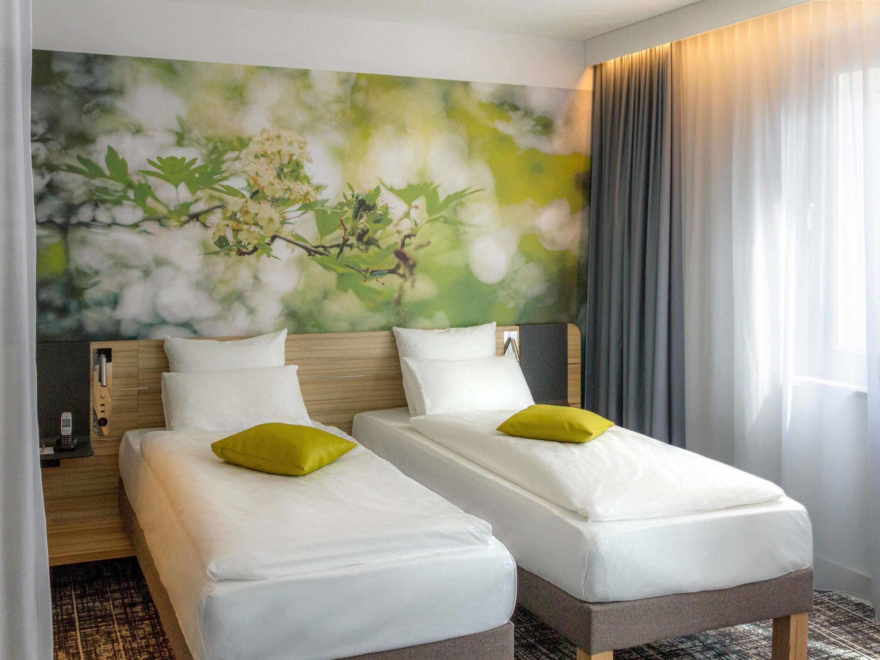 Junior suite, 2 eenpersoonsbedden | Luxe beddengoed, een kluis op de kamer, een bureau, geluiddichte muren