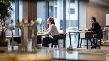 Tägliches Frühstücksbuffet gegen Gebühr