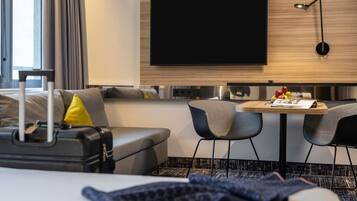 Suíte júnior, 2 camas de solteiro | Roupas de cama premium, cofres nos quartos, escrivaninha