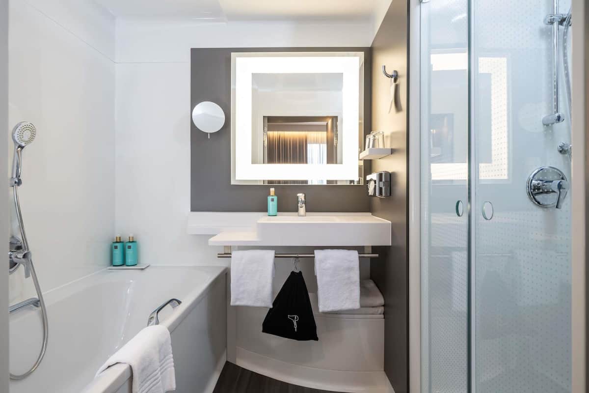 Luxe beddengoed, een kluis op de kamer, een bureau, geluiddichte muren