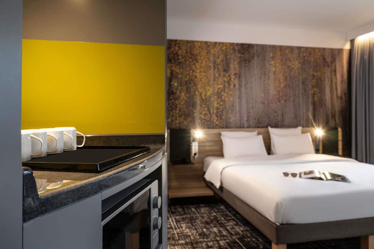 Premium bedding, in-room safe, desk, soundproofing