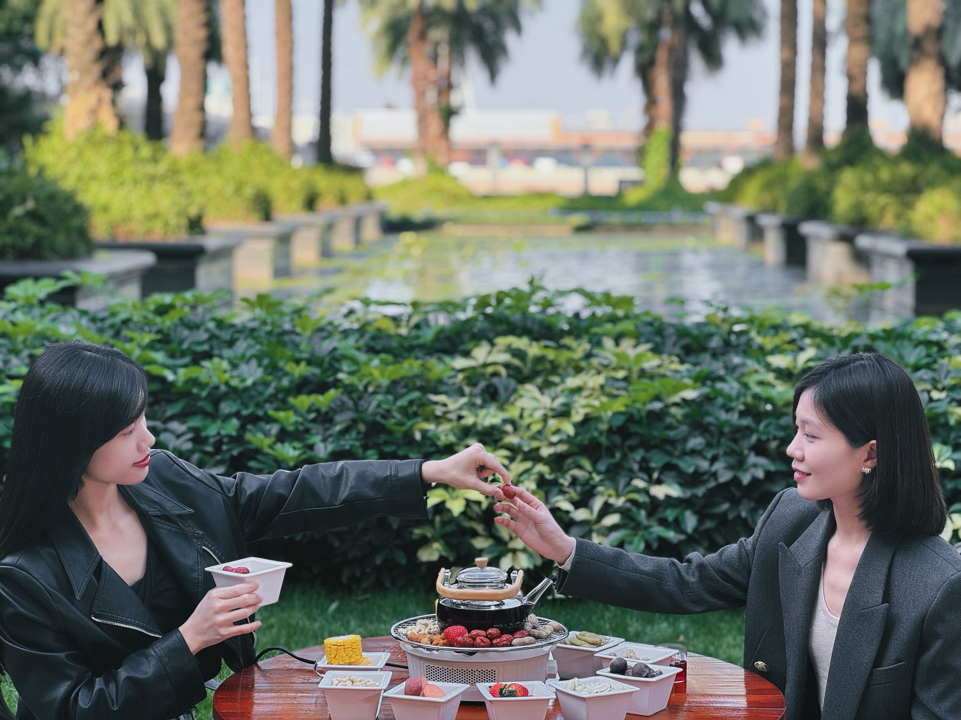 2 restaurants, breakfast served