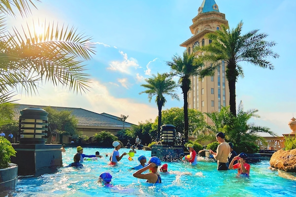 Indoor pool, seasonal outdoor pool, pool loungers