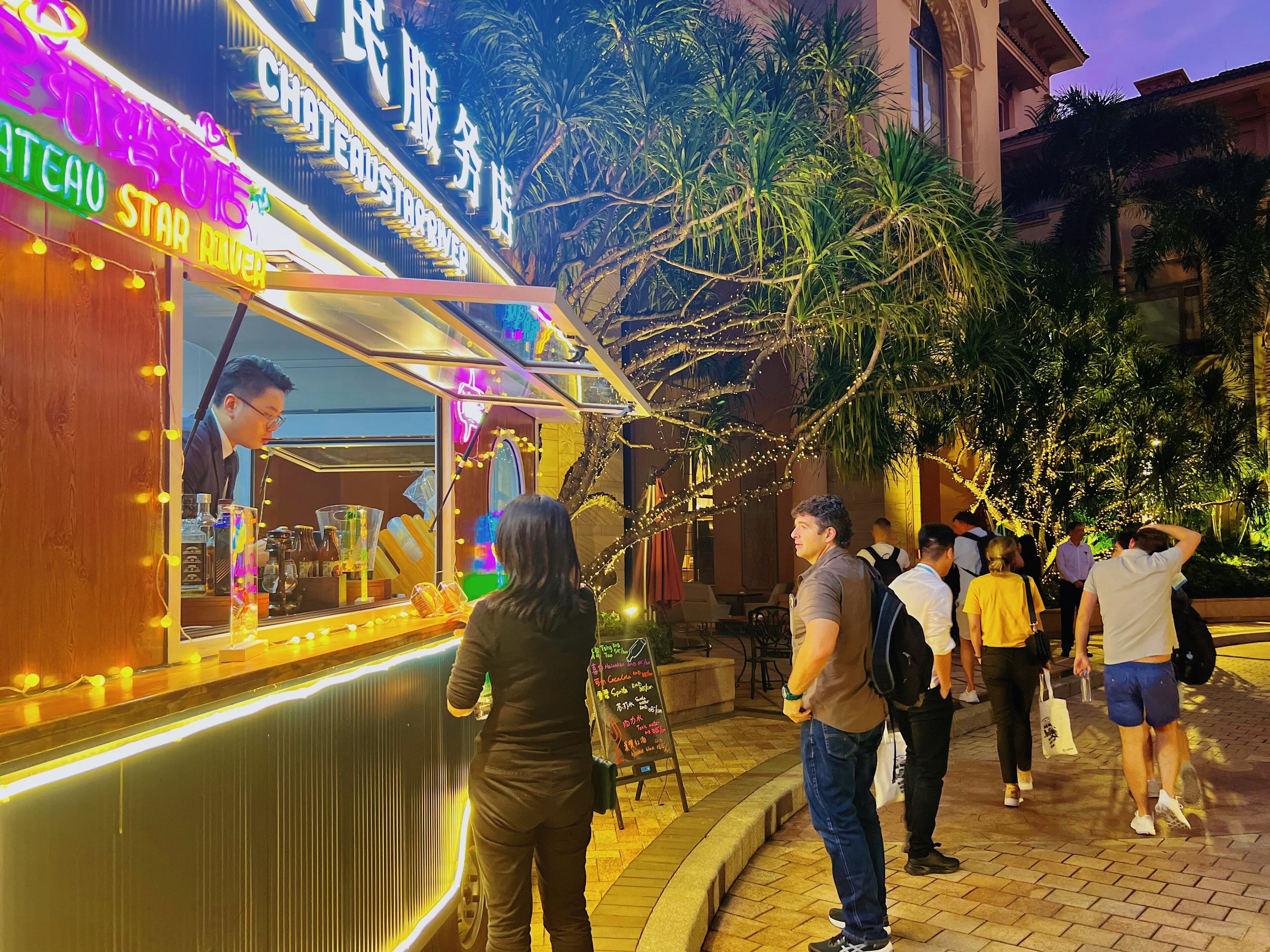 2 restaurants, breakfast served