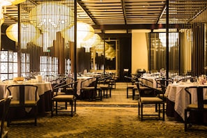 2 restaurants, breakfast served