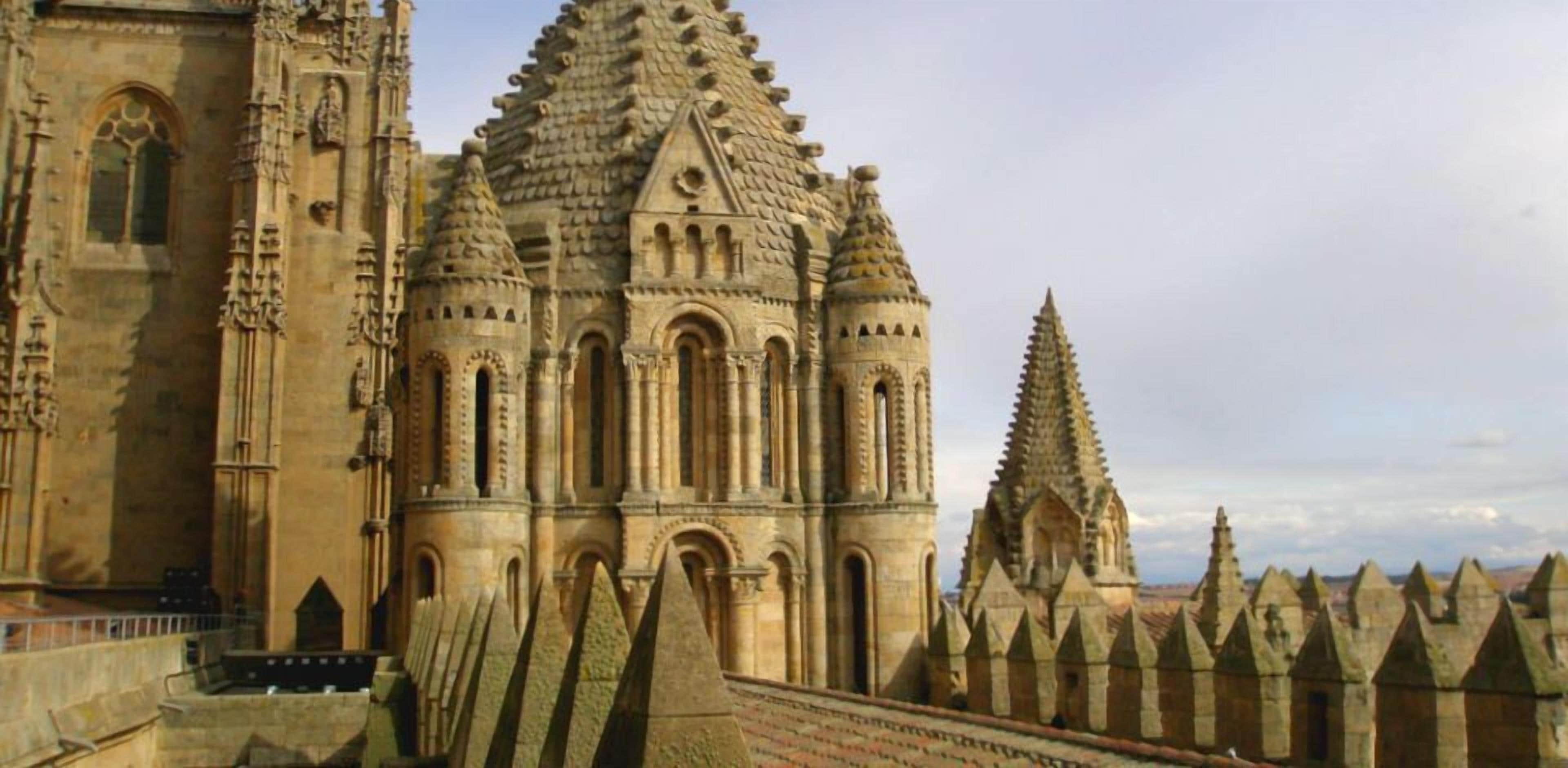 Una catedral de estilo gótico con arcos apuntados y una alta torre central.