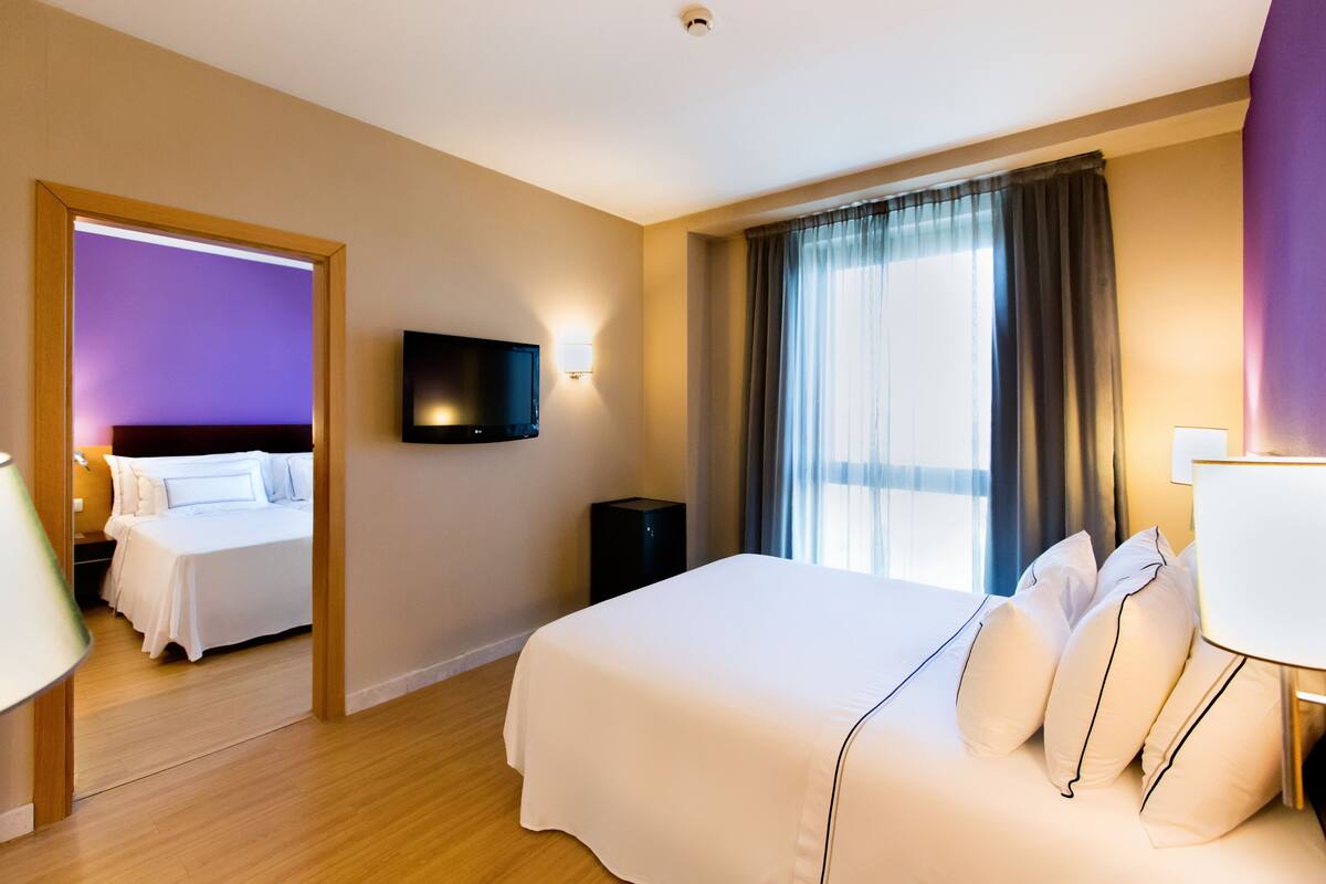 Seprai antialergi, minibar, brankas, dan meja kerja
