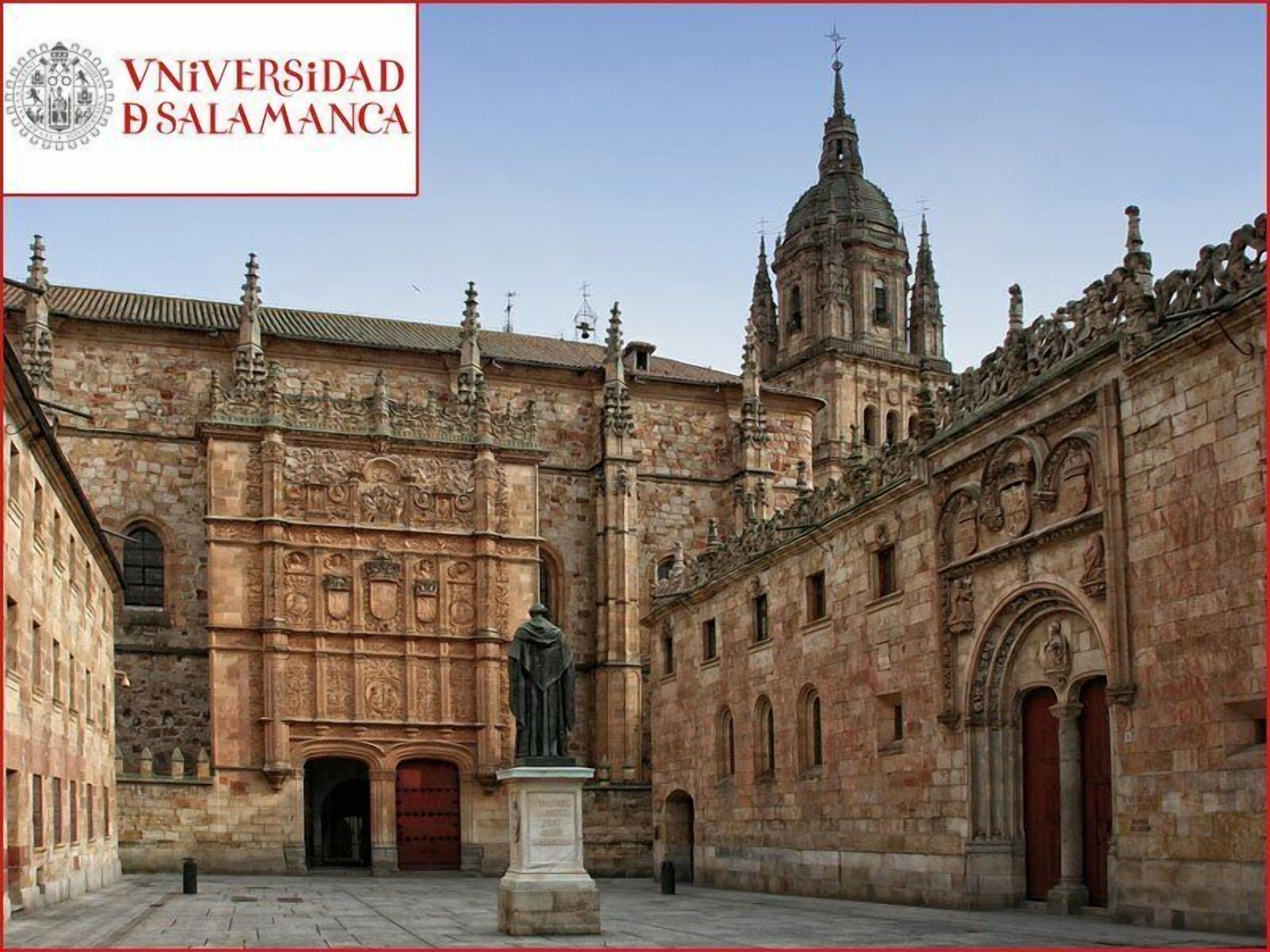 Un edificio histórico con intrincados detalles de piedra, una estatua y un campanario.
