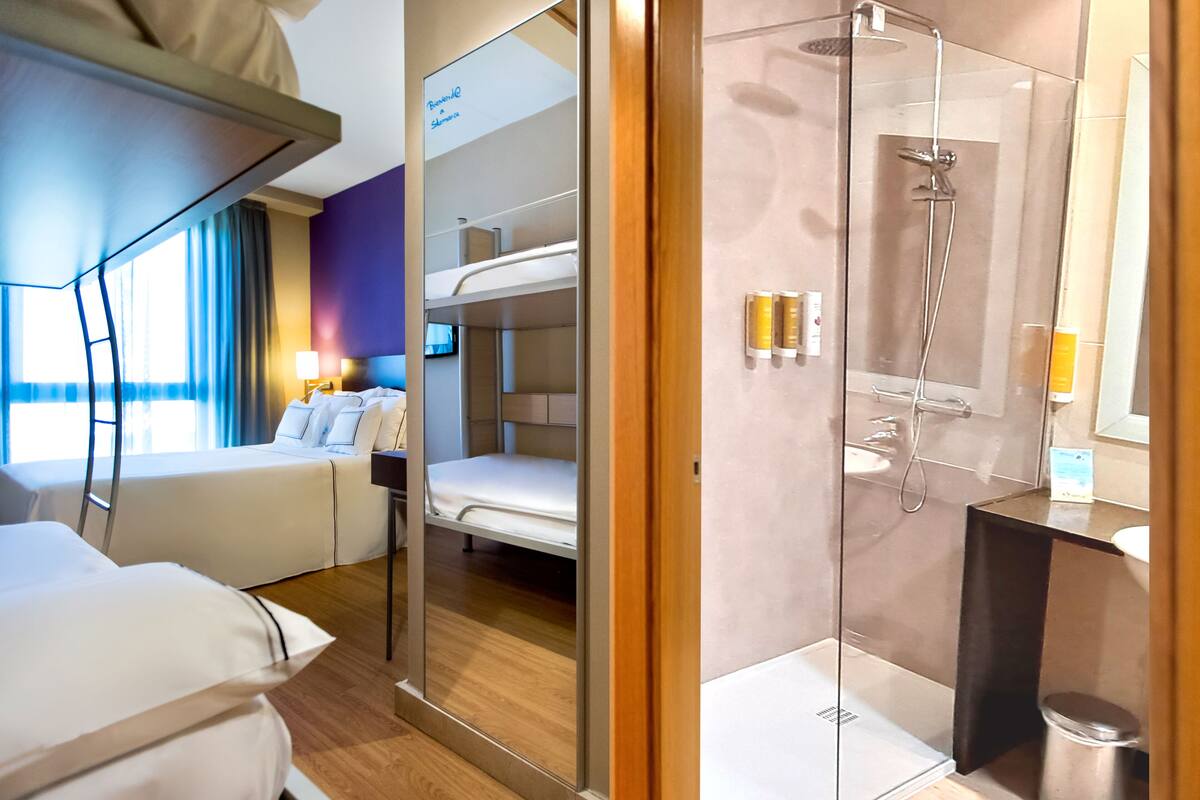 Kamar Quadruple Keluarga | Seprai antialergi, minibar, brankas, dan meja kerja