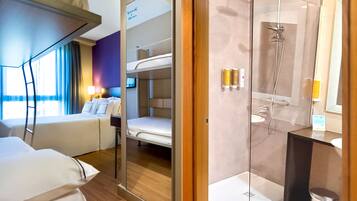 Habitación cuádruple familiar | Ropa de cama hipoalergénica, minibar, caja fuerte y escritorio
