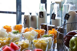 A variety of fruit and milk bottles on display. - AZZ Salamanca Montalvo (Salamanca)