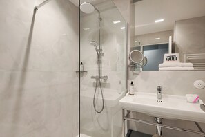 Studio Supérieur 22m² avec Balcon | Phòng tắm | Đồ dùng nhà tắm miễn phí, máy sấy tóc, khăn tắm, xà phòng 