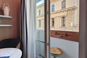 Studio Standard 21m² avec Petit Balcon | Safe på rommet, lydisolert, strykejern/-brett og wi-fi (inkludert)