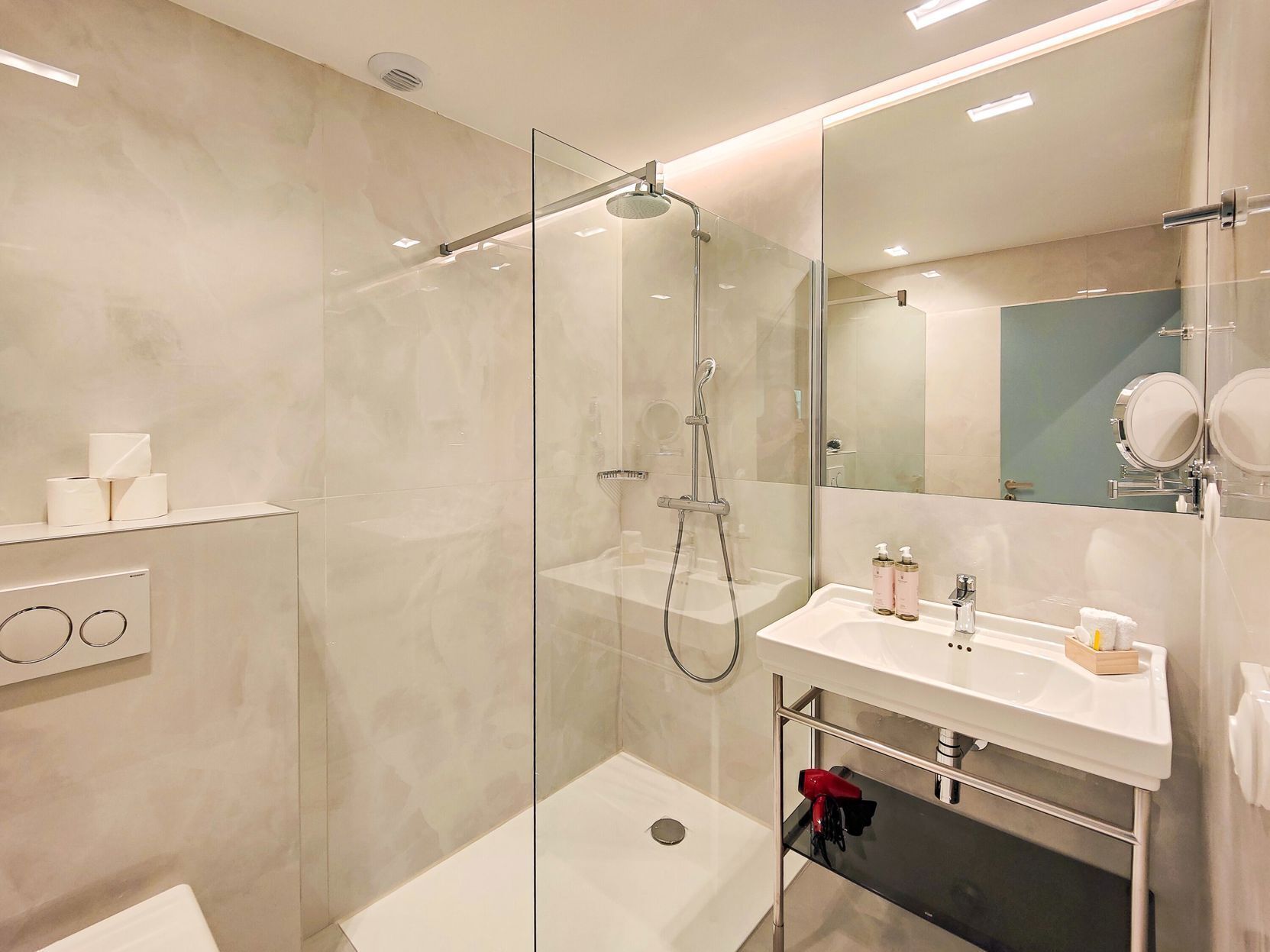 Artículos de tocador gratuitos, secador de pelo, toallas, jabón
