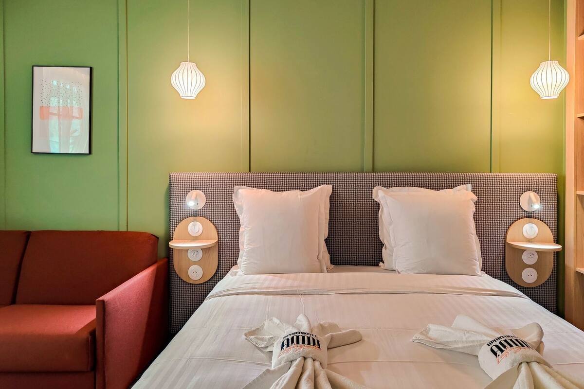 In-room safe, soundproofing, iron/ironing board, free WiFi