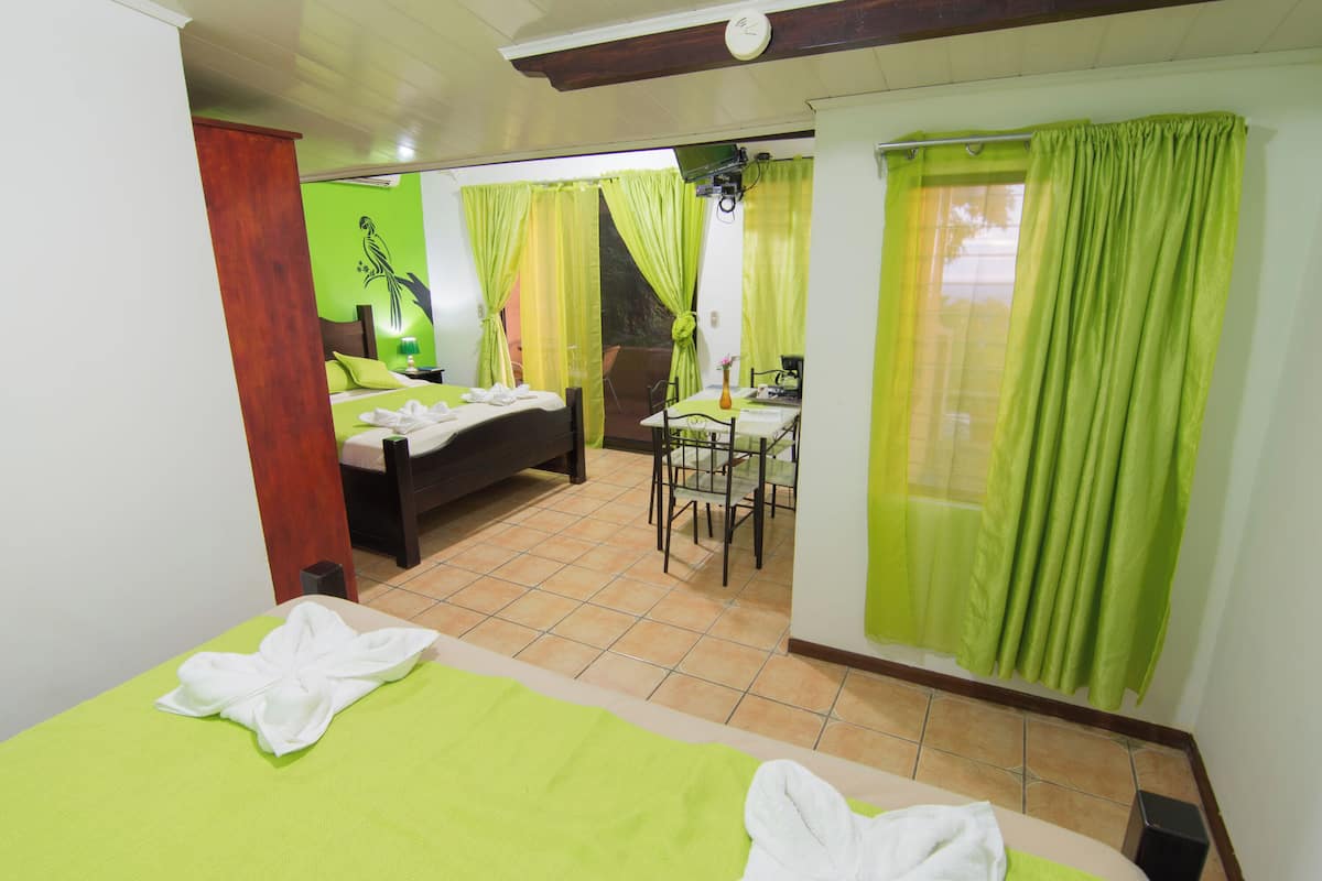 Habitación estándar, terraza, vistas parciales al mar | Vistas a la montaña