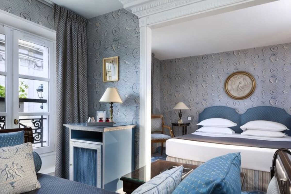 Sengetøy av topp kvalitet, minibar, safe på rommet og skrivebord