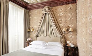 Quarto casal superior, sacada | Roupas de cama premium, frigobar, cofres nos quartos, escrivaninha