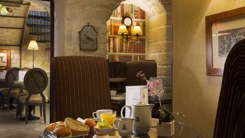 ๋งค์ผ ๋ทํ ์์นจ ์์ฌ(1์ธ๋น EUR 18)