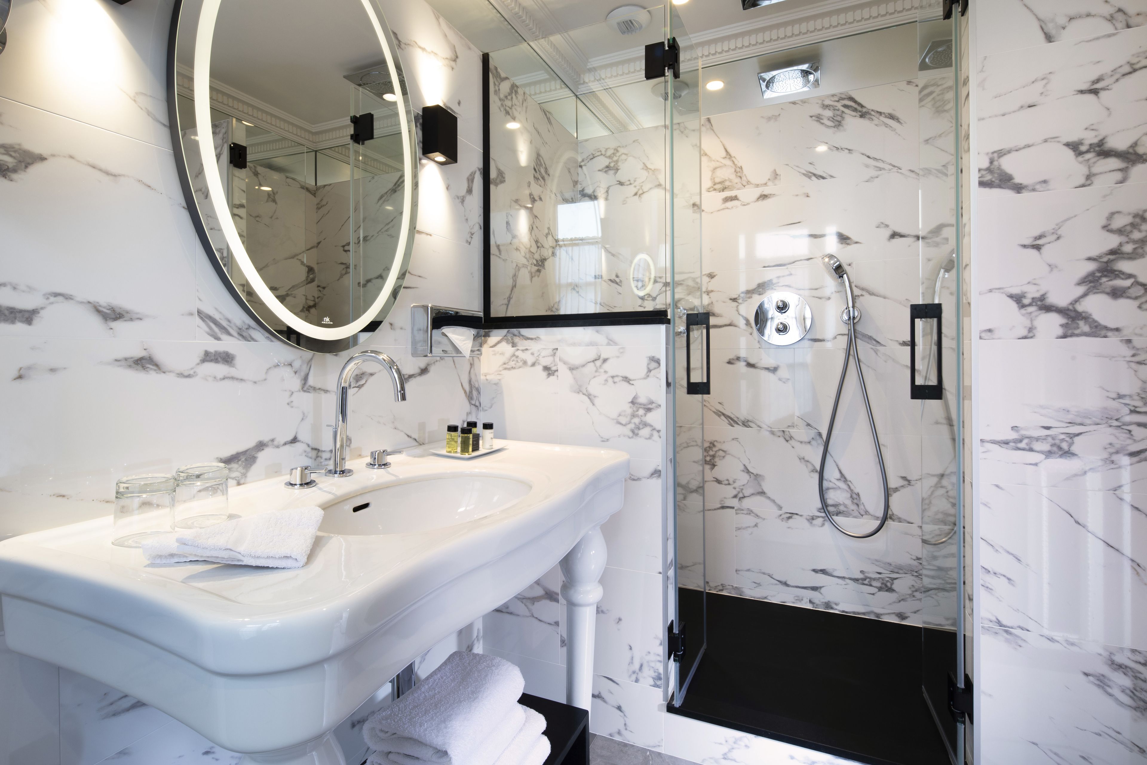 combined shower/bathtub, eco-friendly toiletries, hair dryer, towels