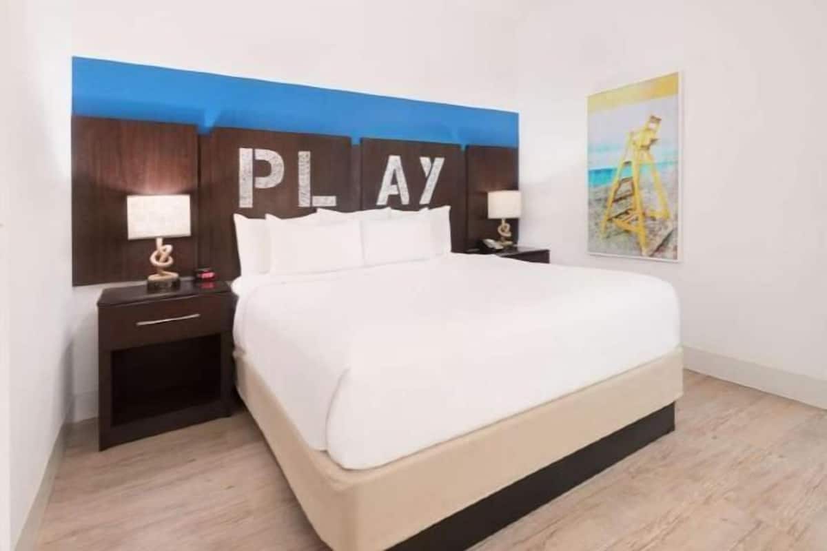 Ropa de cama hipoalergénica y caja de seguridad en la habitación