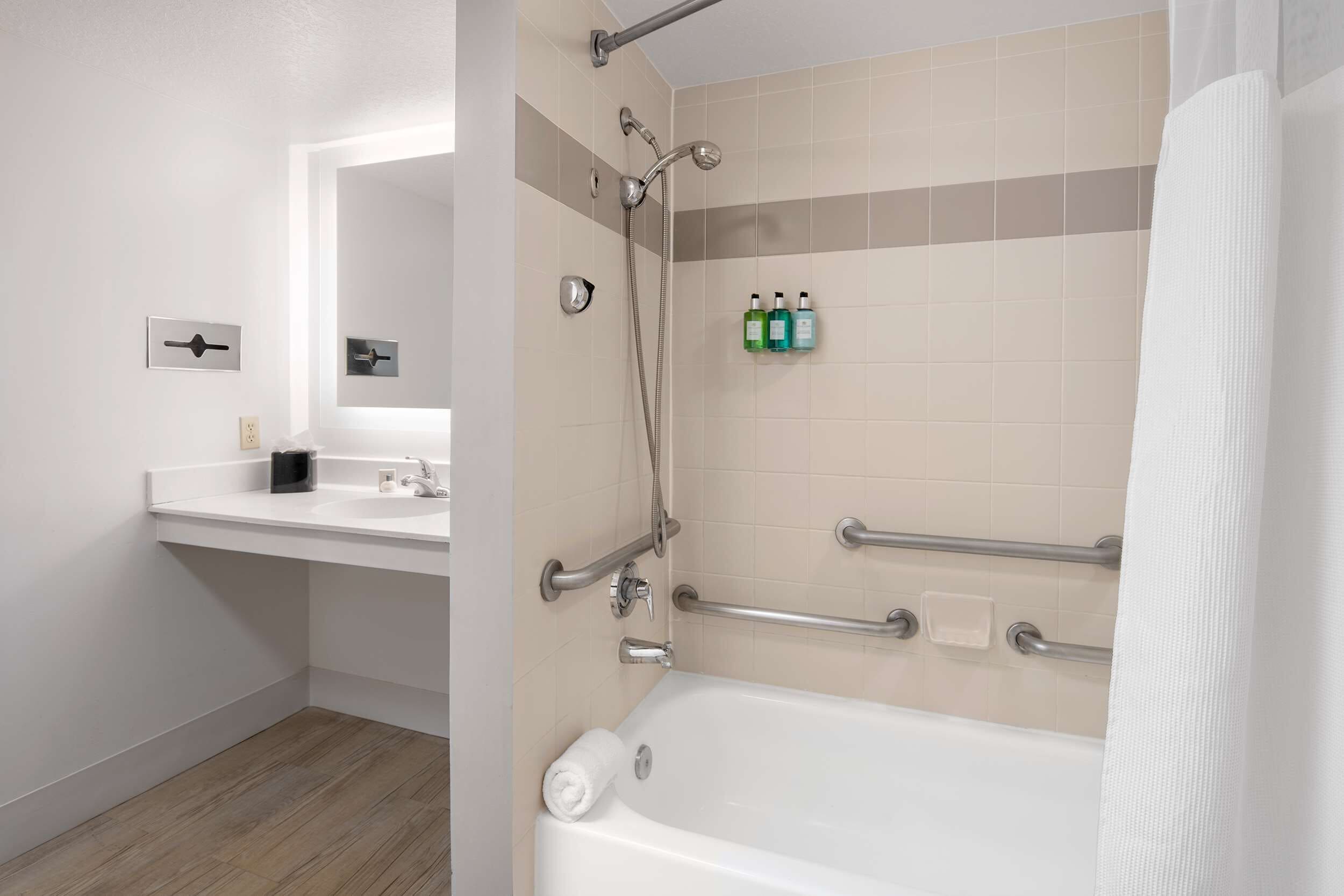 Un baño moderno con bañera, ducha y tocador.