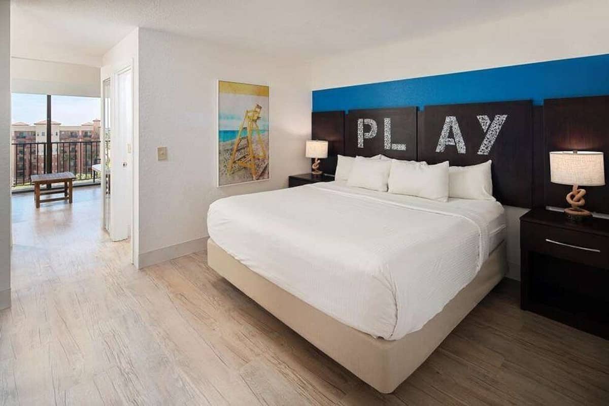 Rom, 1 queensize-seng (Resort) | Allergitestet sengetøy, safe på rommet og skrivebord