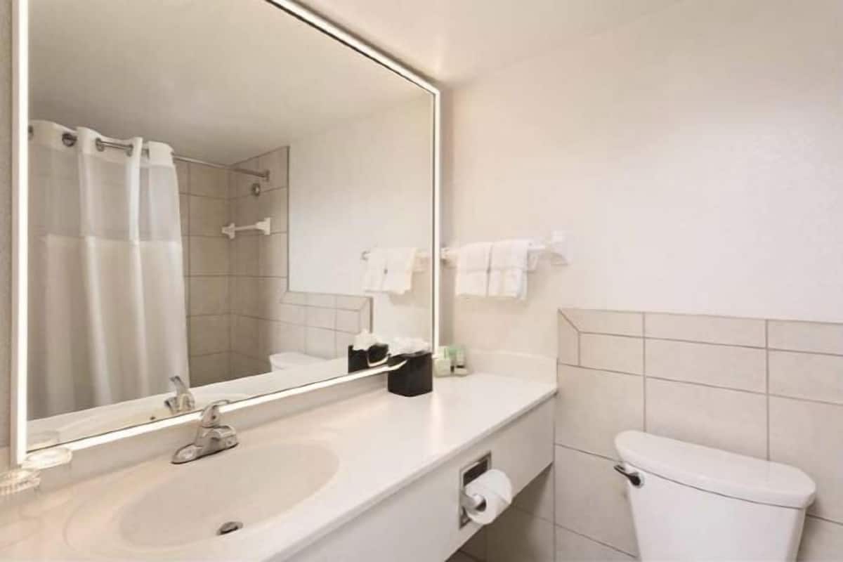 Baño | Regadera, amenidades de baño gratuitas, secadora de cabello, toallas