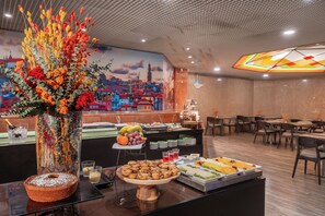 Petit déjeuner buffet servi tous les jours en supplément