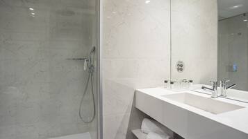 Regadera, amenidades de baño gratuitas, secadora de cabello, pantuflas