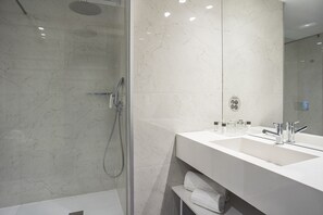 Ducha, artículos de tocador gratuitos, secador de pelo, pantuflas