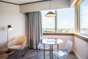 Minibar, caja de seguridad en la habitación y cortinas blackout 