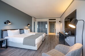 Minibar, caja de seguridad en la habitación y cortinas blackout 