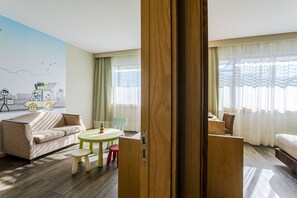 Familienzimmer | Minibar, Zimmersafe, Schreibtisch, Verdunkelungsvorhänge