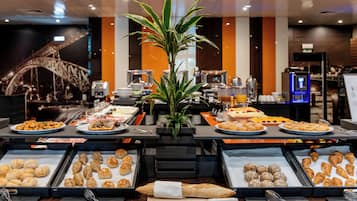 Se ofrece un desayuno bufé (17 EUR por persona)