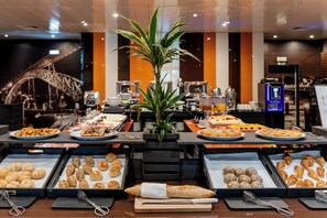 Daily buffet breakfast (EUR 17 per person) - HF Ipanema Porto (Porto)