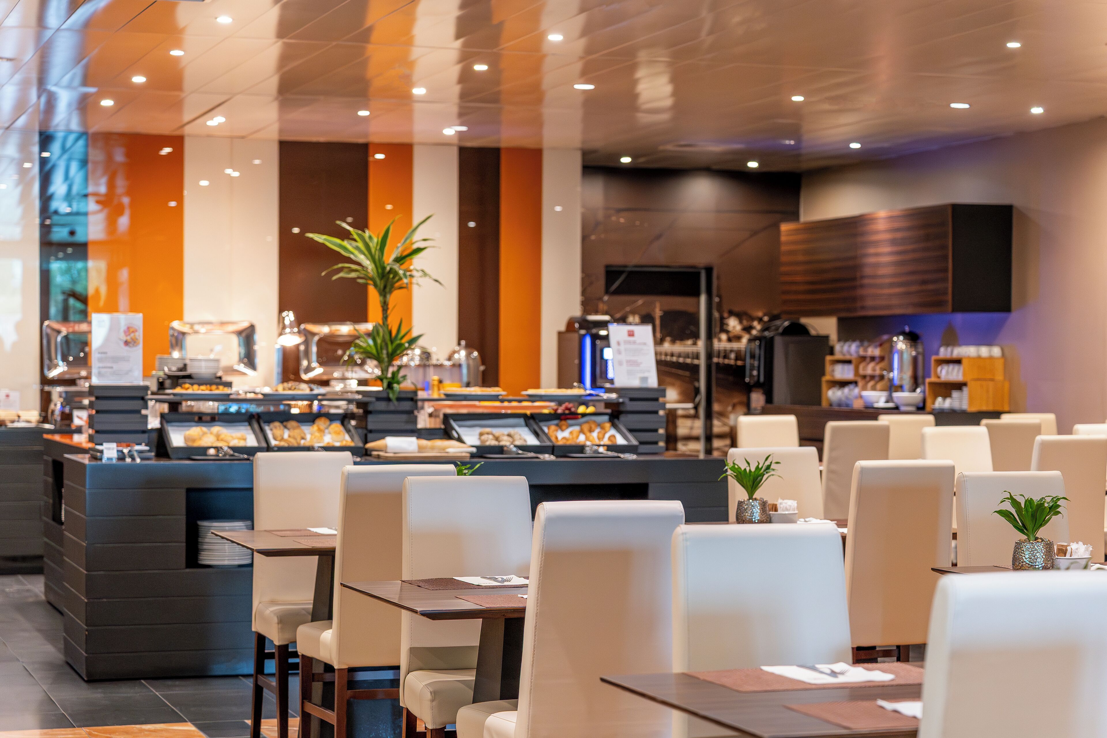 حيث تُقدم وجبات الإفطار، الغداء، العشاء، الأطباق البرتغالية