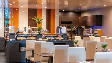 Se sirven desayunos, almuerzos, cenas y cocina portuguesa