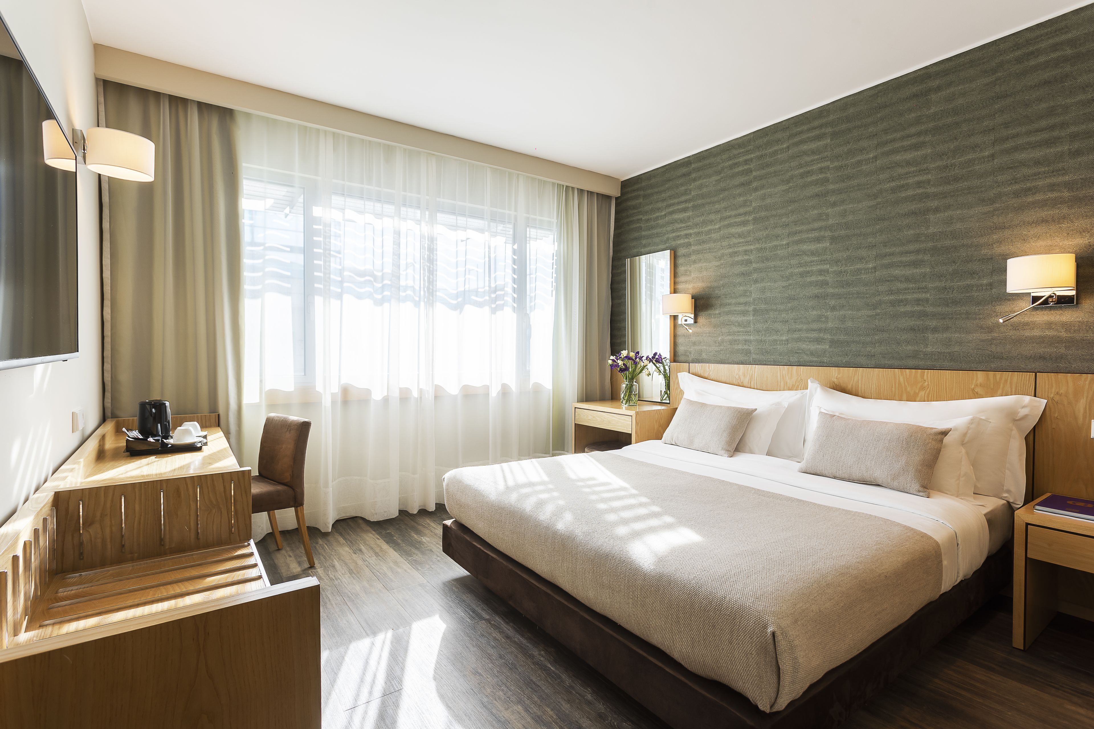 Minibar, safe på rommet, skrivebord og blendingsgardiner