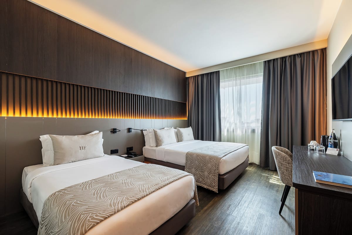 Comfort Plus  | มินิบาร์, ตู้นิรภัยในห้องพัก, โต๊ะทำงาน, ห้องเก็บเสียง