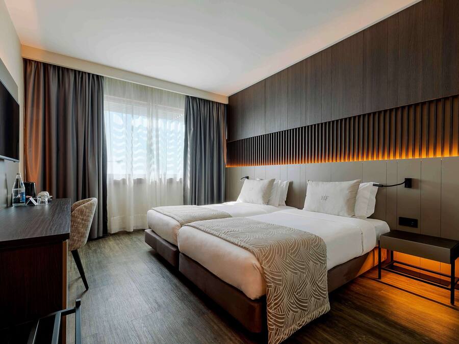 Minibar, caja de seguridad en la habitación y escritorio