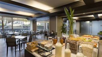 Café da manhã com buffet todos os dias (EUR 12 por pessoa)